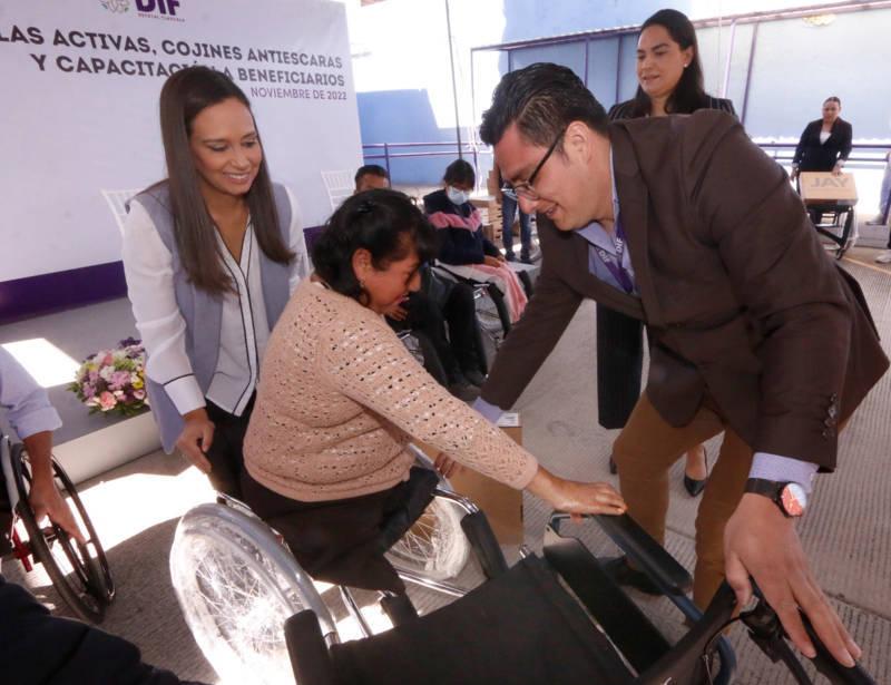 Entrega SEDIF sillas de ruedas activas y capacita a beneficiarios para su uso