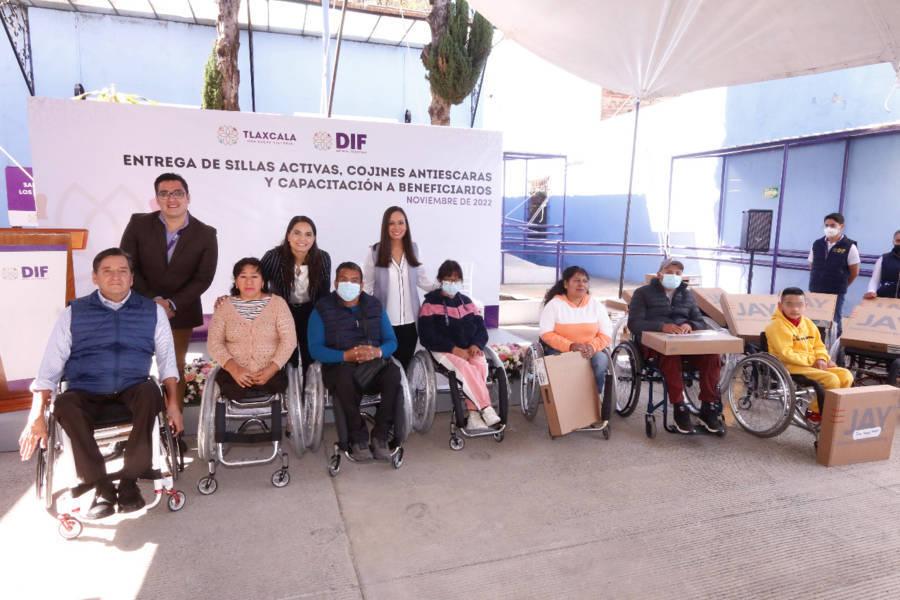 Entrega SEDIF sillas de ruedas activas y capacita a beneficiarios para su uso