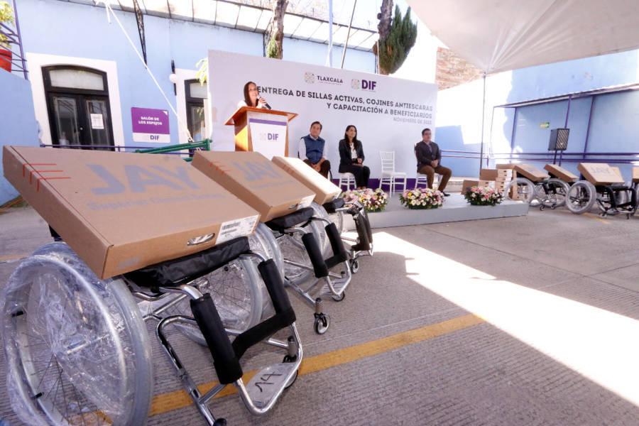 Entrega SEDIF sillas de ruedas activas y capacita a beneficiarios para su uso