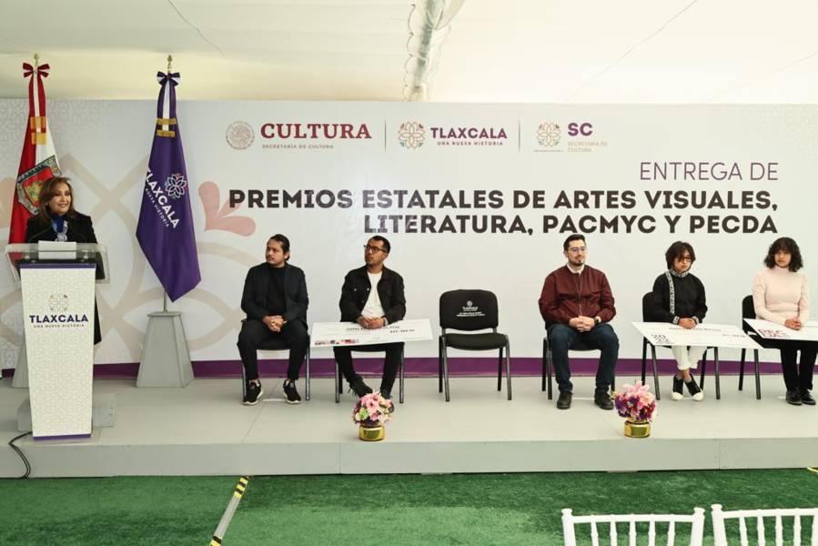 Entregó gobernadora estímulos a ganadores de Pacmyc y premios de artes visuales