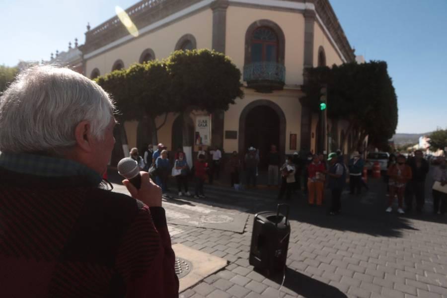Trabajadores pensionados y jubilados se manifiestan en la capital del estado 