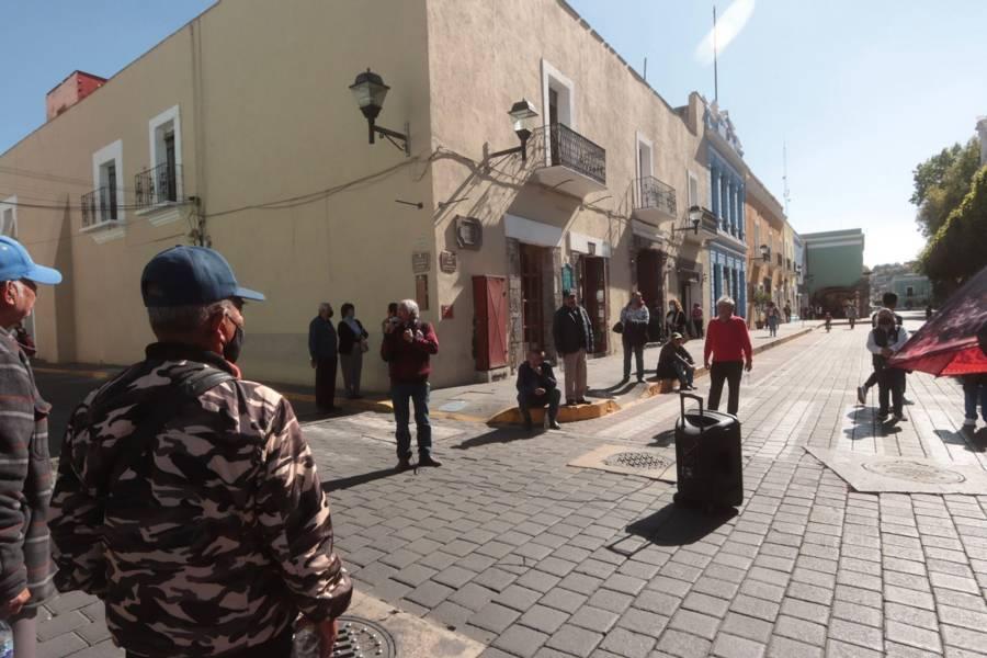 Trabajadores pensionados y jubilados se manifiestan en la capital del estado 