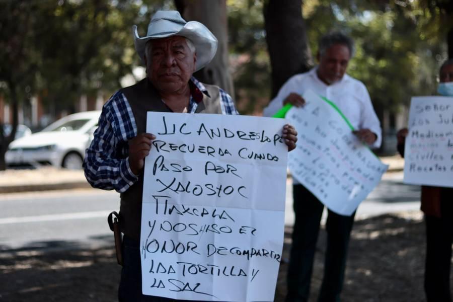 Pensionados y jubilados se manifiestan ante la visita de AMLO afuera del CCU 