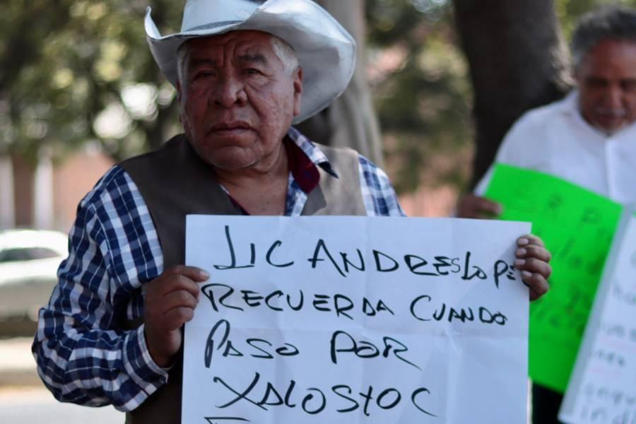 Pensionados y jubilados se manifiestan ante la visita de AMLO afuera del CCU 