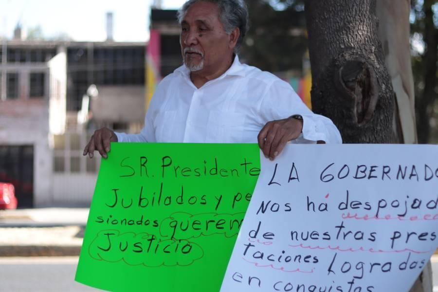 Pensionados y jubilados se manifiestan ante la visita de AMLO afuera del CCU 