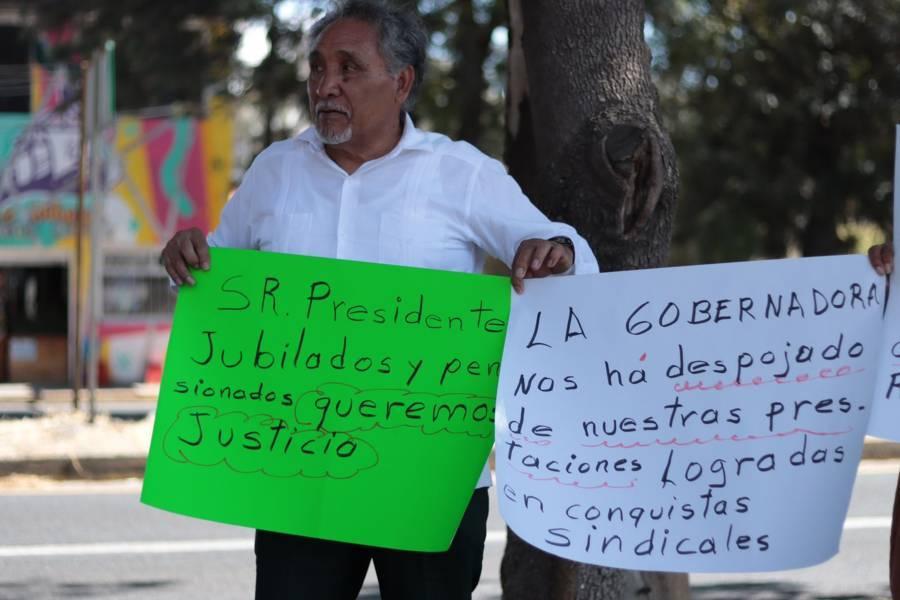 Pensionados y jubilados se manifiestan ante la visita de AMLO afuera del CCU 