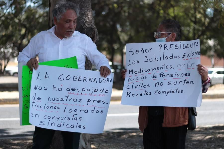 Pensionados y jubilados se manifiestan ante la visita de AMLO afuera del CCU 