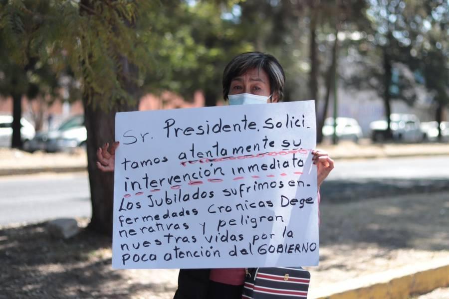 Pensionados y jubilados se manifiestan ante la visita de AMLO afuera del CCU 