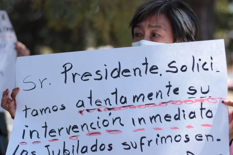 Pensionados y jubilados se manifiestan ante la visita de AMLO afuera del CCU 