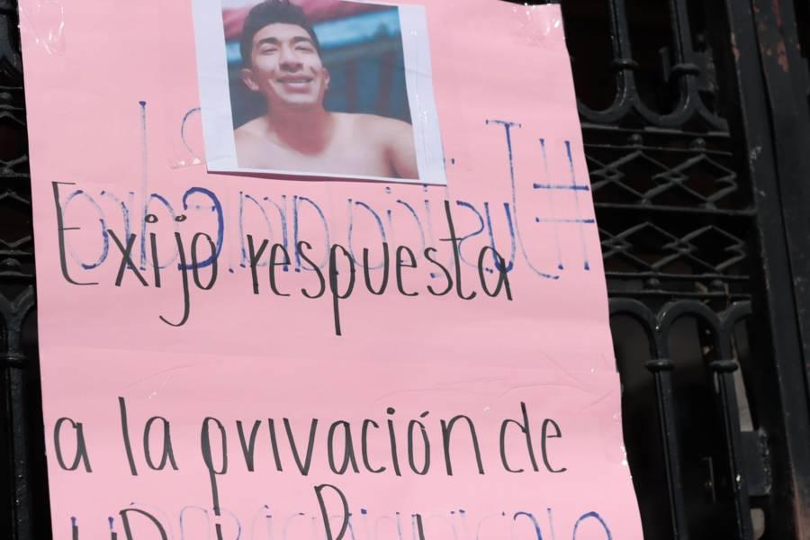 Se manifiestan familiares de víctimas desaparecidas a las afueras del Congreso local 