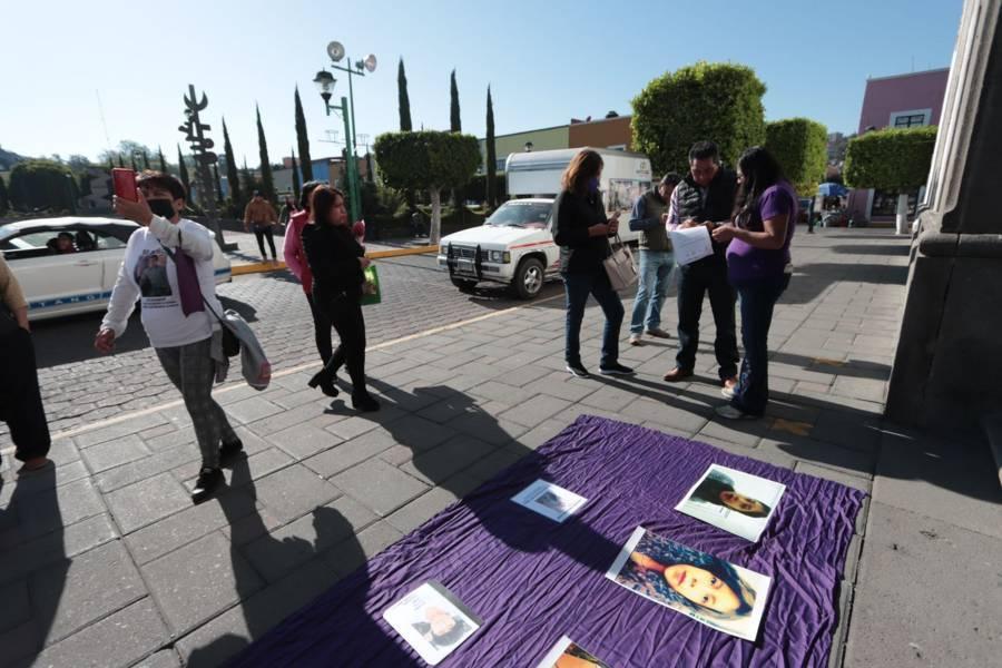 Se manifiestan familiares de víctimas desaparecidas a las afueras del Congreso local 