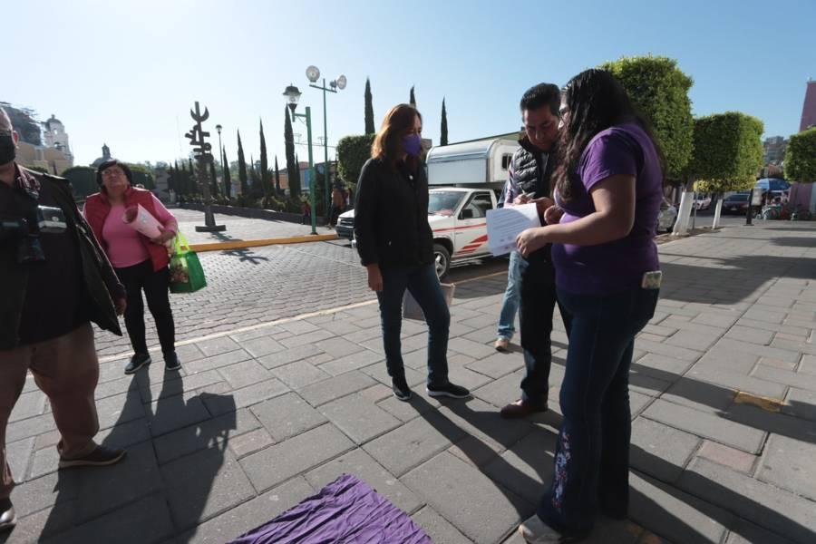 Se manifiestan familiares de víctimas desaparecidas a las afueras del Congreso local 