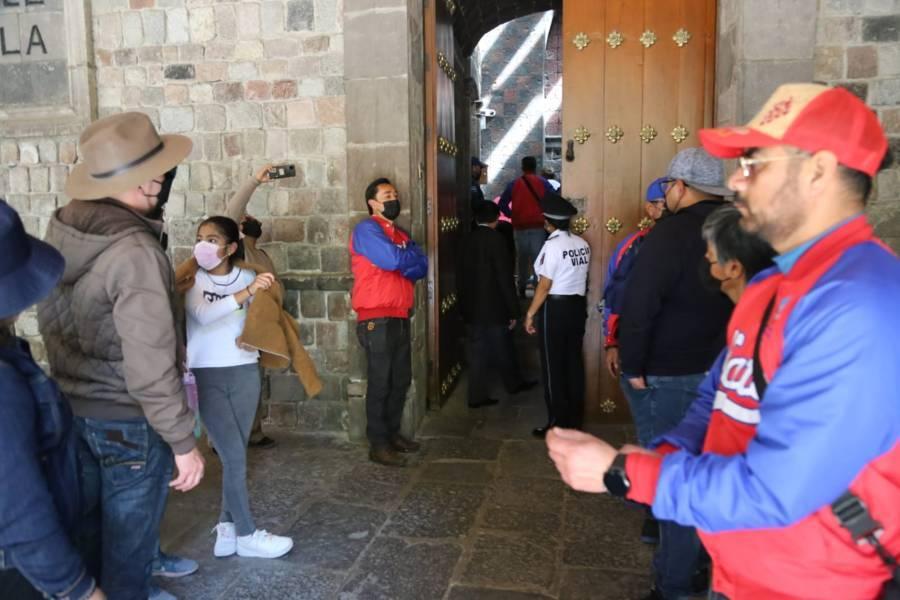 Se manifiestan profesores de Educación Física en Palacio de Gobierno 