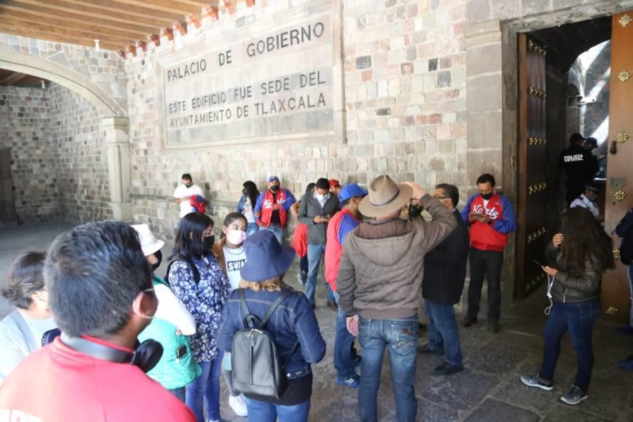 Se manifiestan profesores de Educación Física en Palacio de Gobierno 