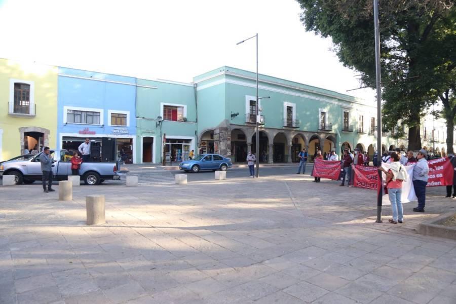 Se manifiestan telefonistas frente a Palacio de Gobierno 