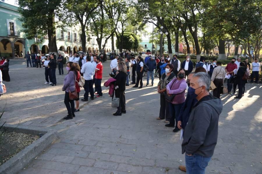 Se manifiestan telefonistas frente a Palacio de Gobierno 