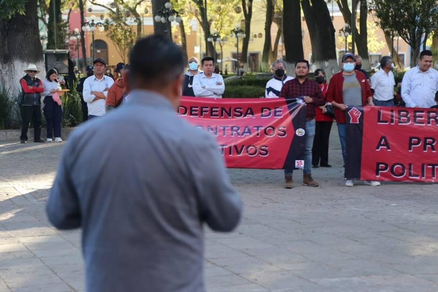 Se manifiestan telefonistas frente a Palacio de Gobierno 