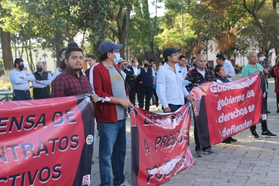 Se manifiestan telefonistas frente a Palacio de Gobierno 