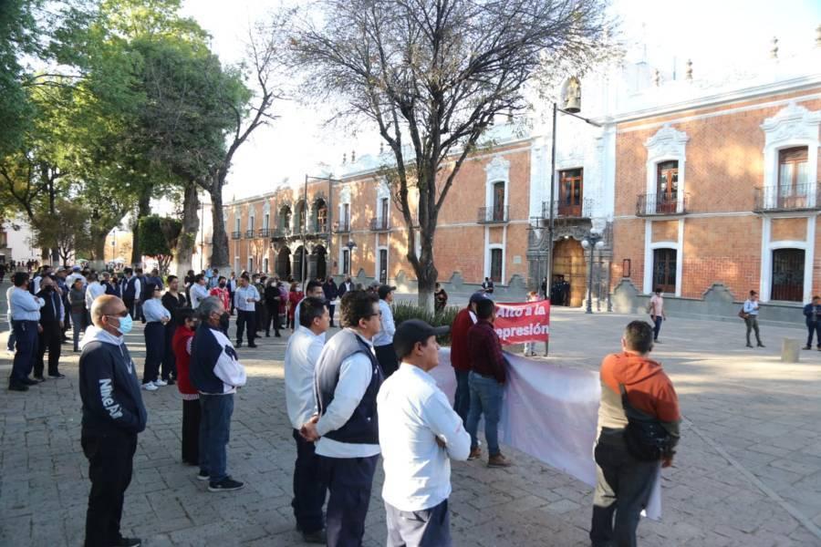 Se manifiestan telefonistas frente a Palacio de Gobierno 