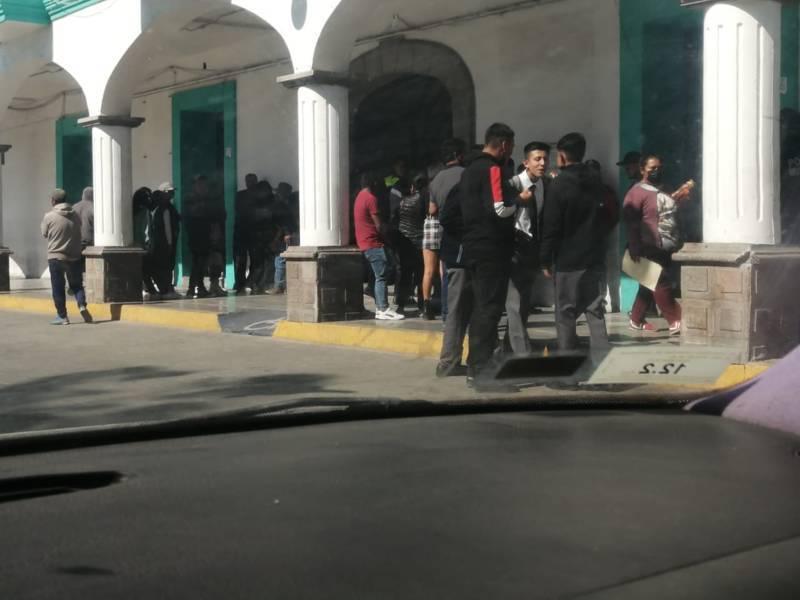 Se manifiestan carnavaleros en la presidencia municipal de San Pablo del Monte 