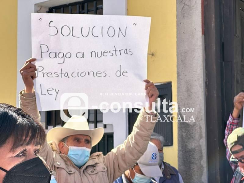 Se manifiestan pensionados del sindicato 7 de mayo