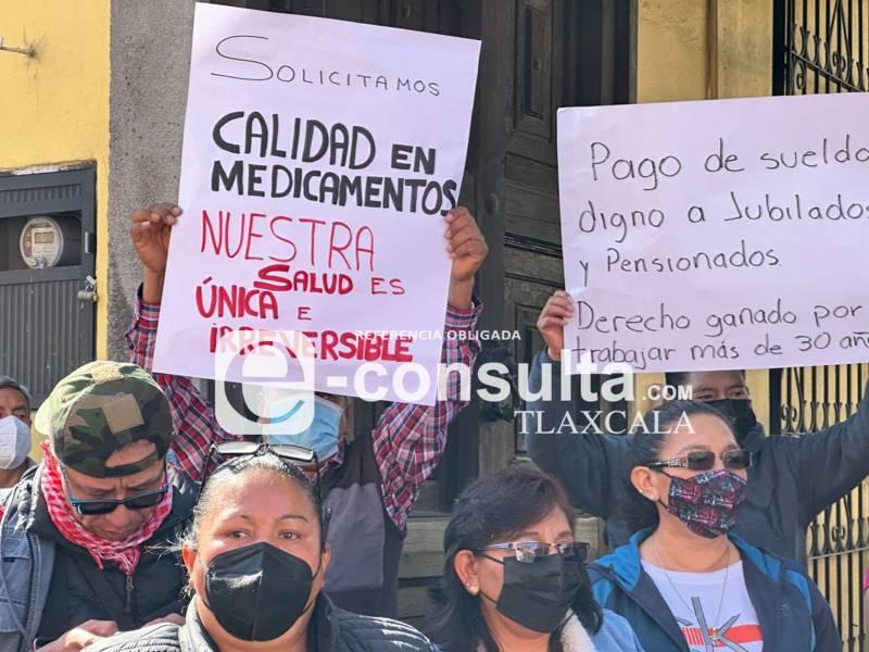 Se manifiestan pensionados del sindicato 7 de mayo