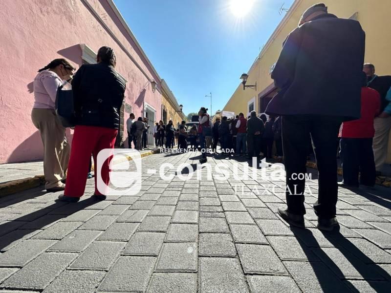 Se manifiestan pensionados del sindicato 7 de mayo