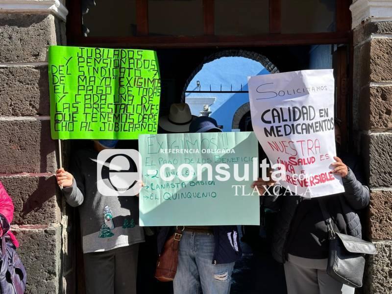 Se manifiestan pensionados del sindicato 7 de mayo