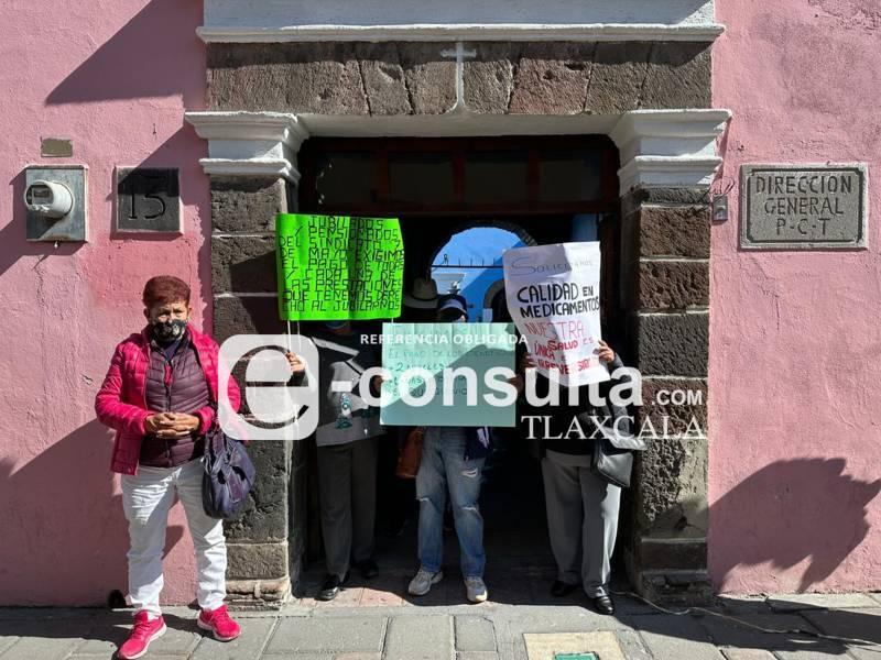 Se manifiestan pensionados del sindicato 7 de mayo