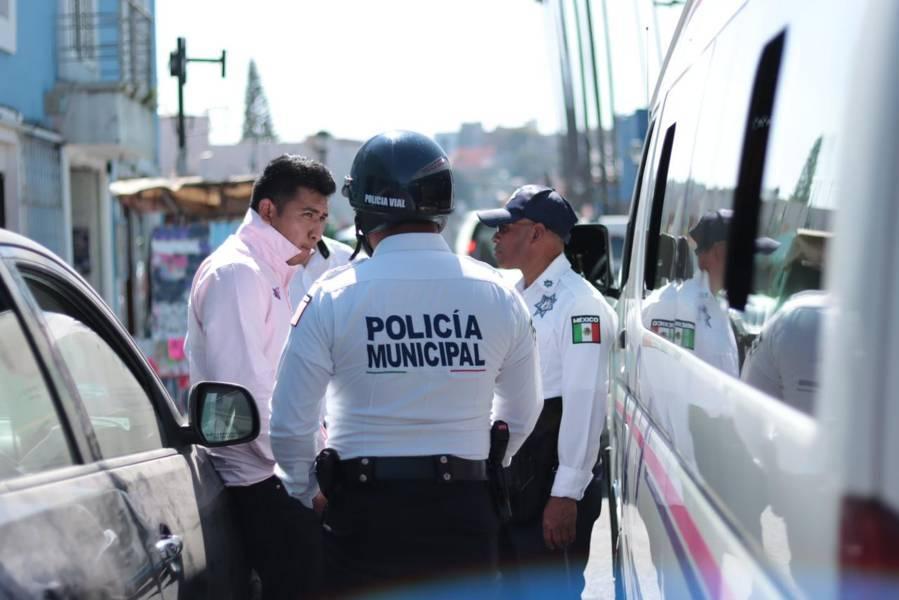 Accidente vial entre una combi de pasaje y un vehículo particular 
