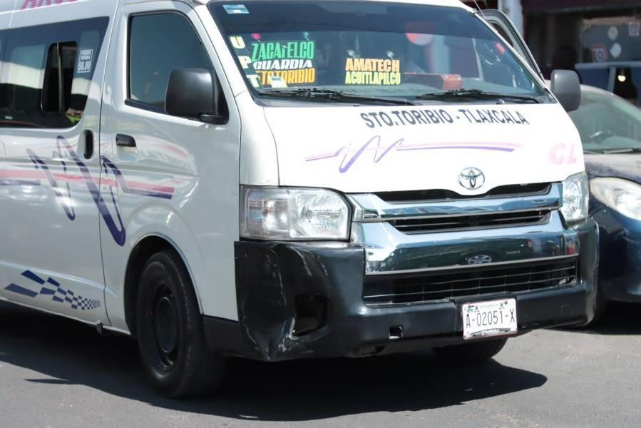 Accidente vial entre una combi de pasaje y un vehículo particular 