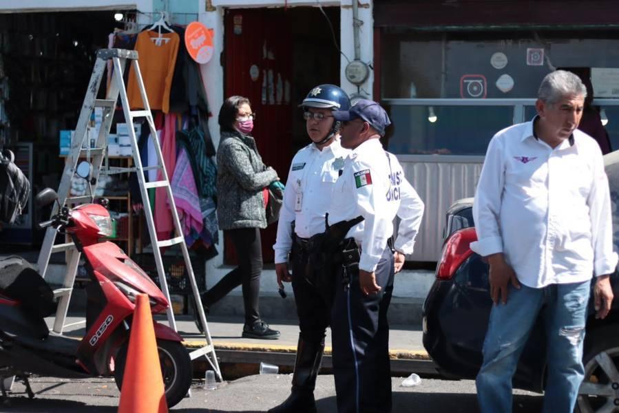 Accidente vial entre una combi de pasaje y un vehículo particular 