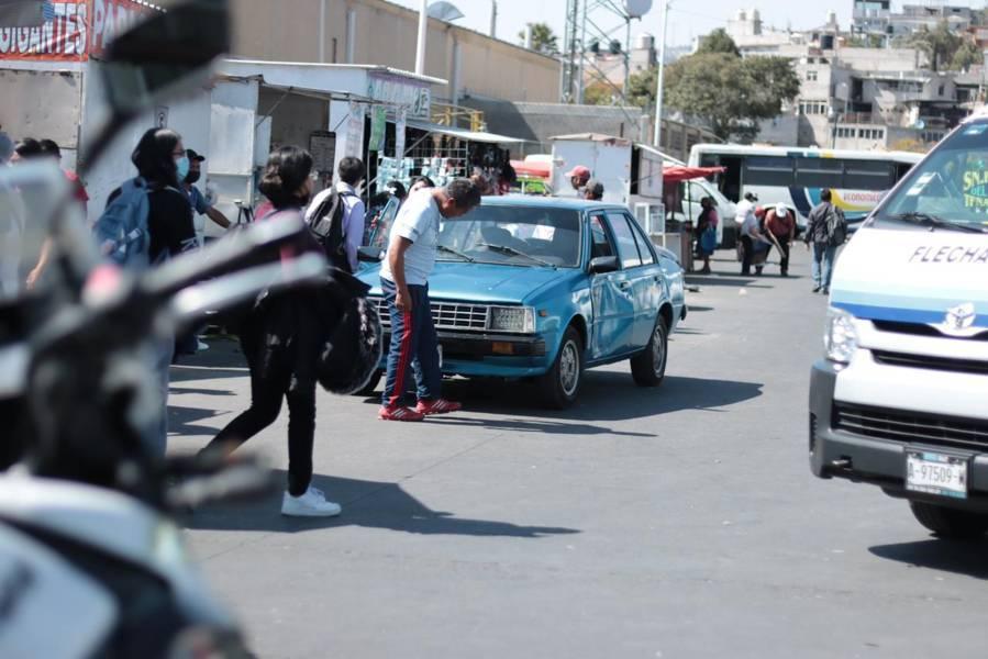 Accidente vial entre una combi de pasaje y un vehículo particular 