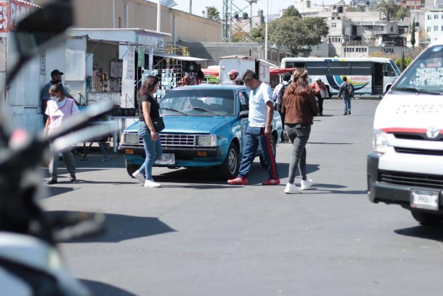 Accidente vial entre una combi de pasaje y un vehículo particular 