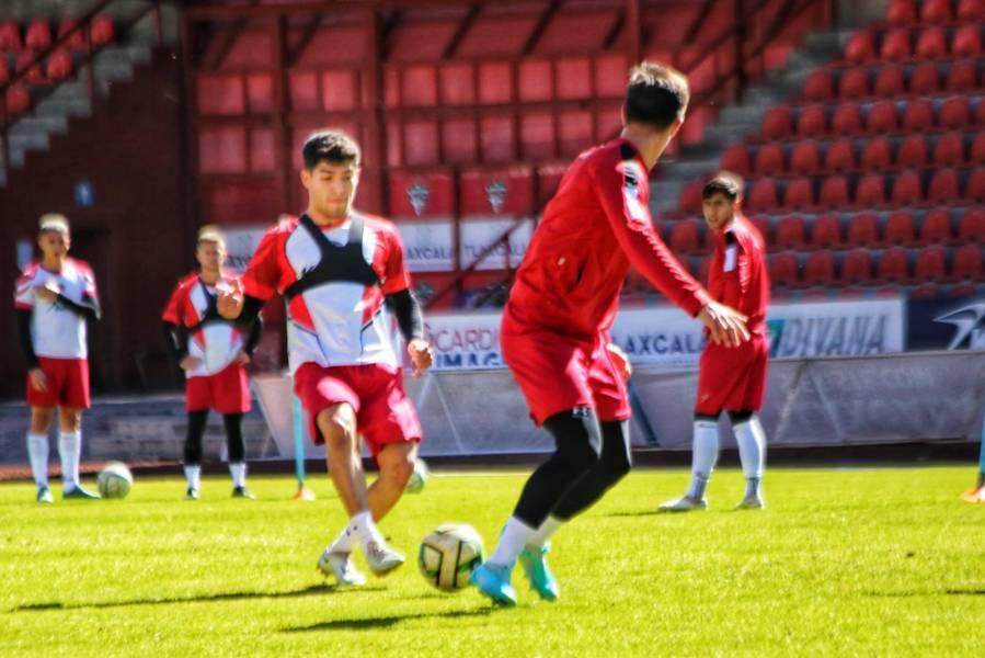 Entrena Coyotes de Tlaxcala  a puerta abierta en el Tlahuicole 
