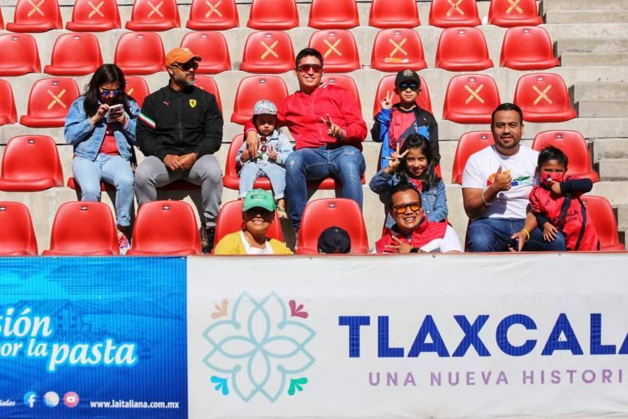 Entrena Coyotes de Tlaxcala  a puerta abierta en el Tlahuicole 