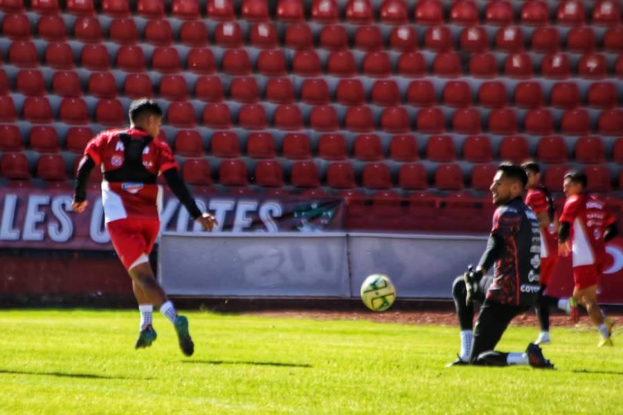 Entrena Coyotes de Tlaxcala  a puerta abierta en el Tlahuicole 