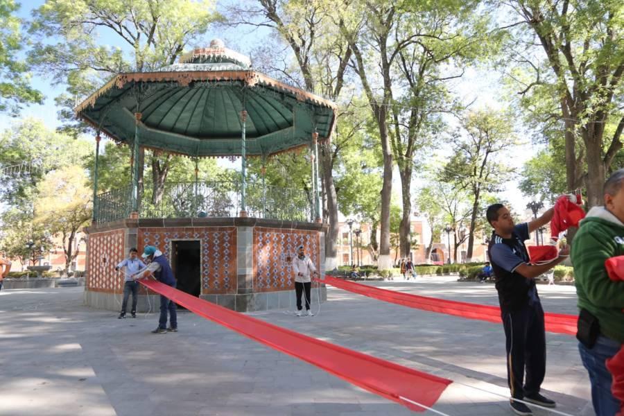 Alistan adornos de cara al "Día de la Bandera"