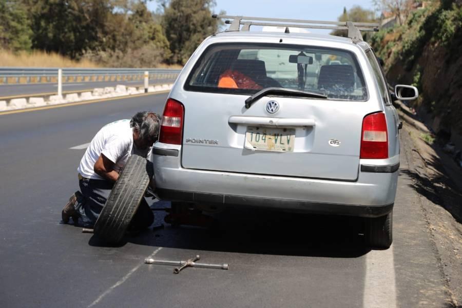 Abanderan Policías Estatales de Caminos auto varado en la Tlaxcala-Apizaco 