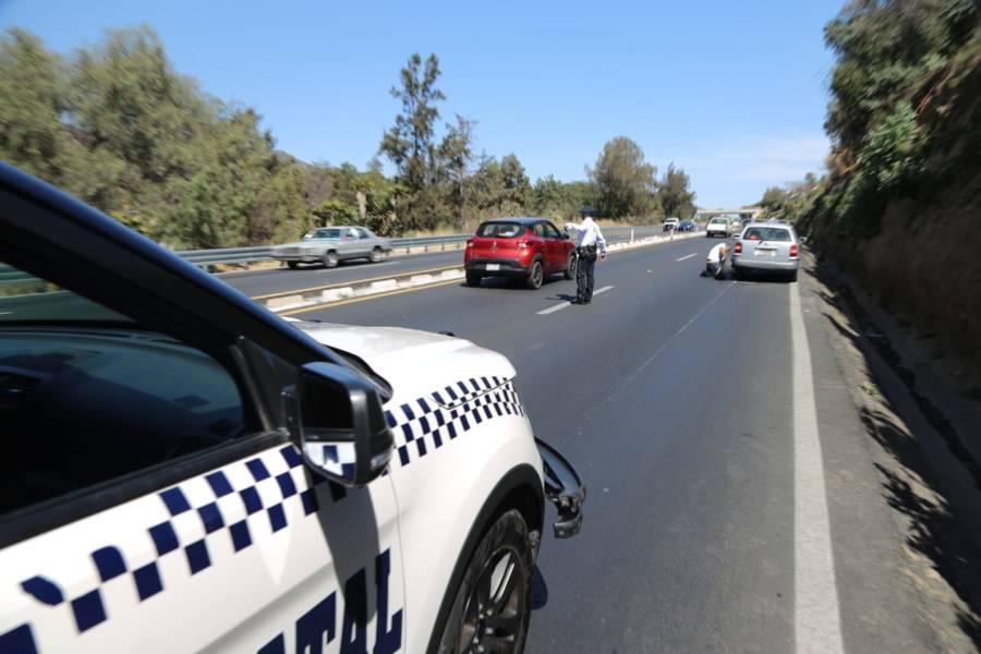 Abanderan Policías Estatales de Caminos auto varado en la Tlaxcala-Apizaco 