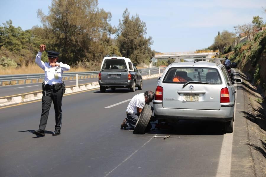 Abanderan Policías Estatales de Caminos auto varado en la Tlaxcala-Apizaco 