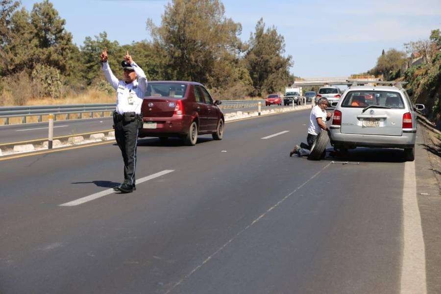 Abanderan Policías Estatales de Caminos auto varado en la Tlaxcala-Apizaco 