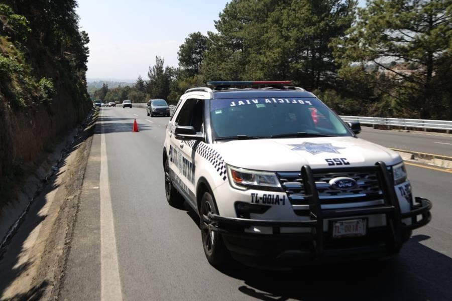 Abanderan Policías Estatales de Caminos auto varado en la Tlaxcala-Apizaco 