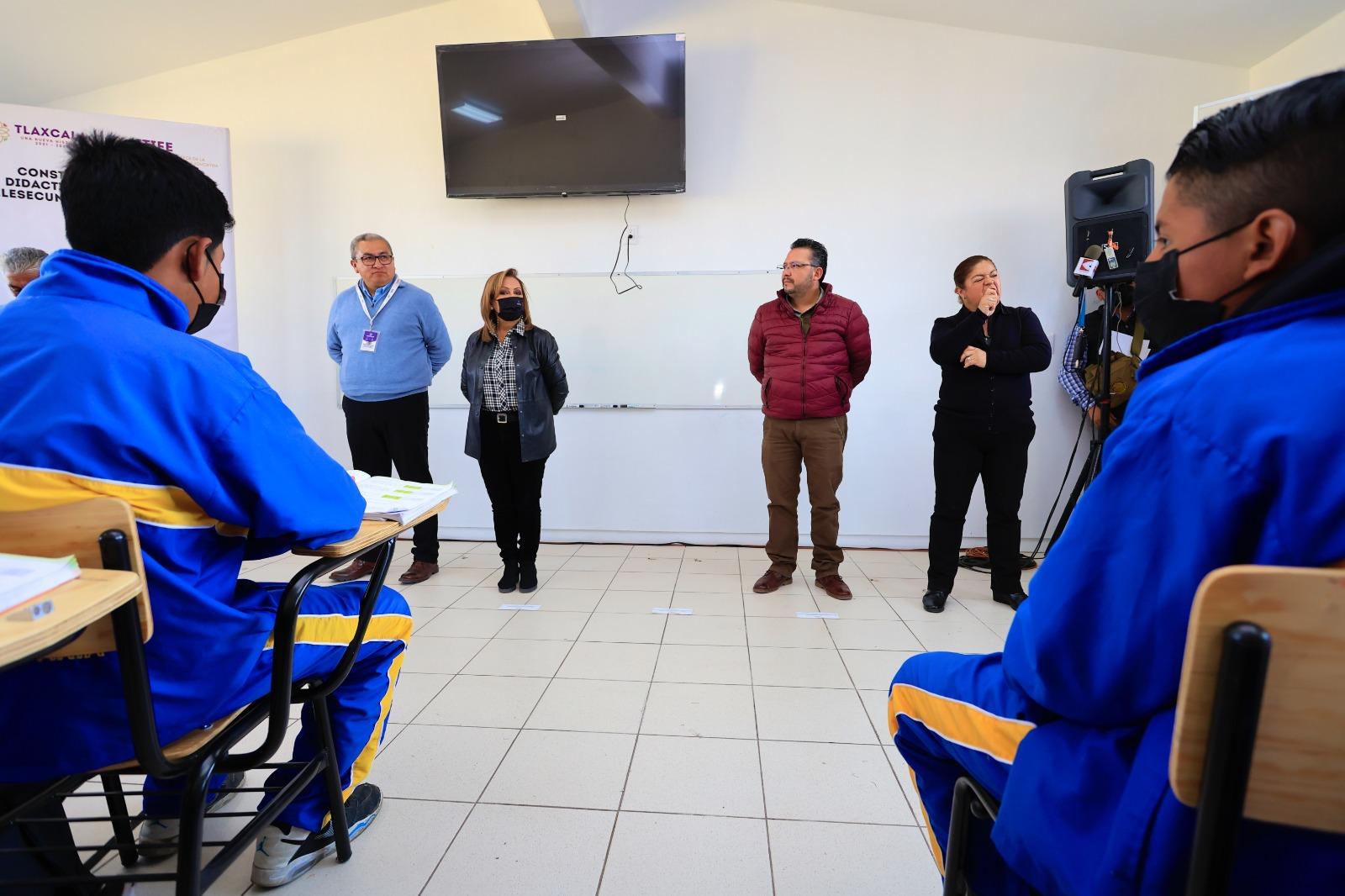 Alumnos de telesecundaria en Nopalucan reciben aula didáctica y equipamiento 