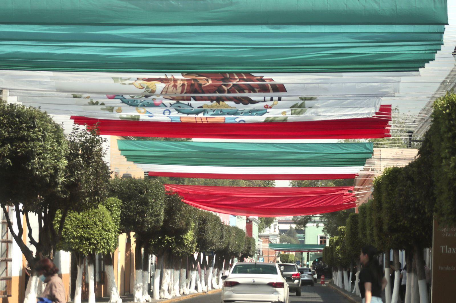 Tlaxcala tricolor en las calles de la capital por el Día de la Bandera
