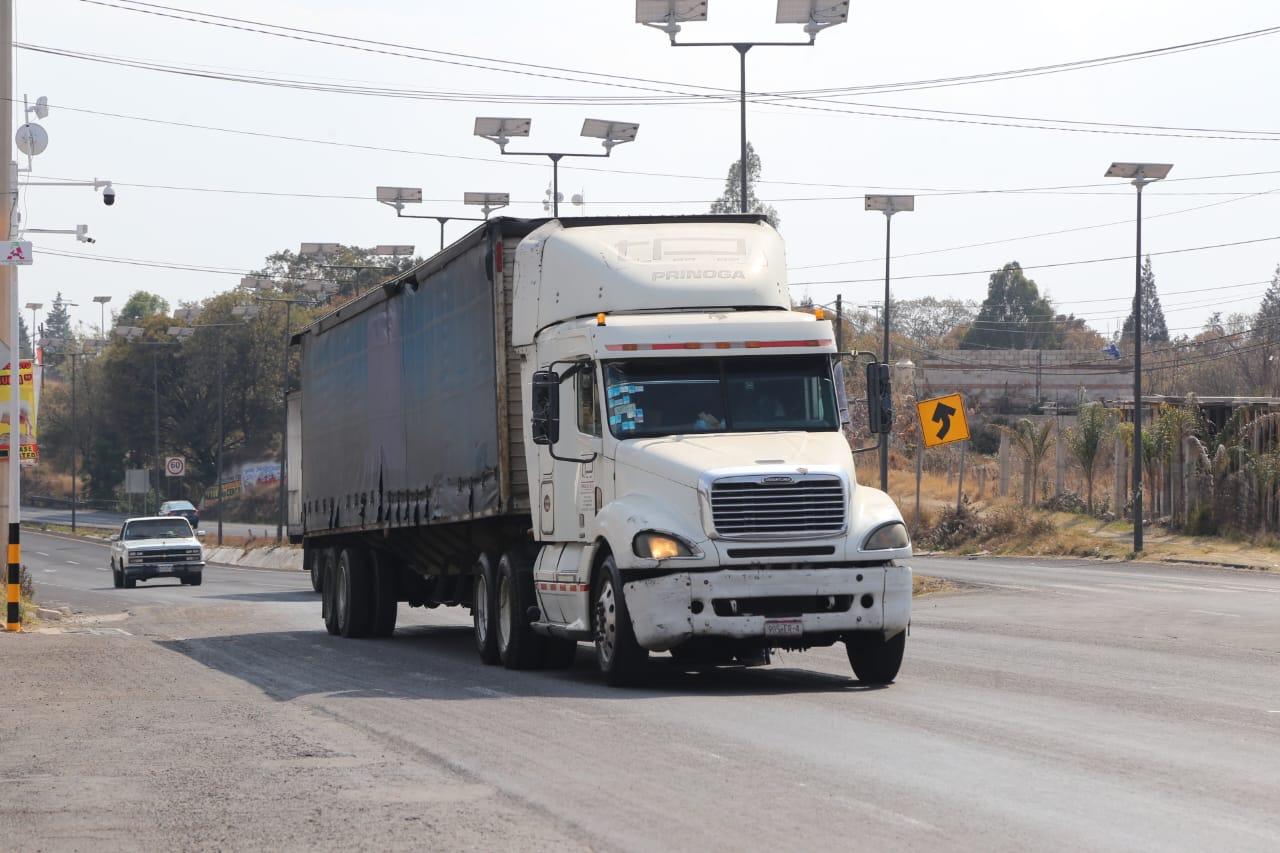 Descompostura de tráiler causa tráfico en la vía corta