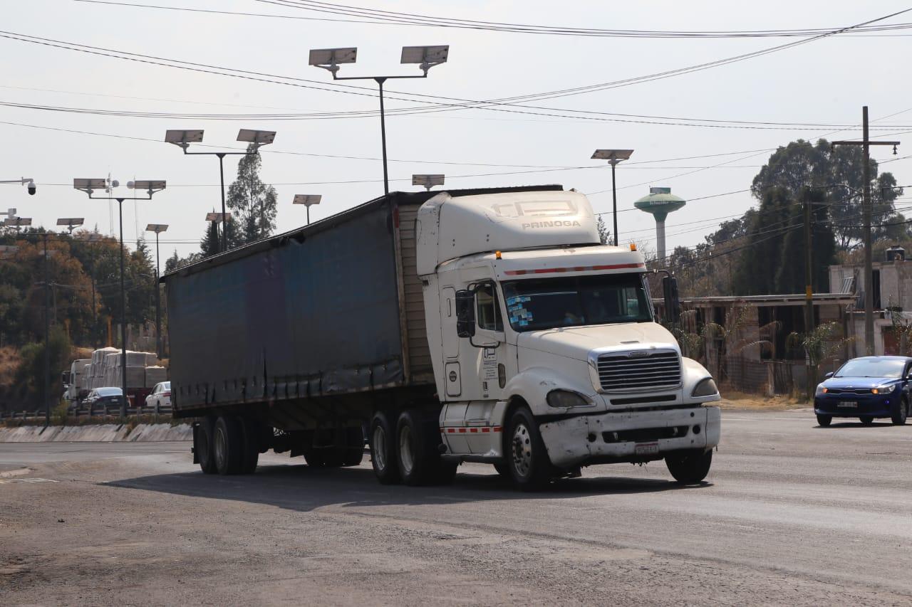 Descompostura de tráiler causa tráfico en la vía corta