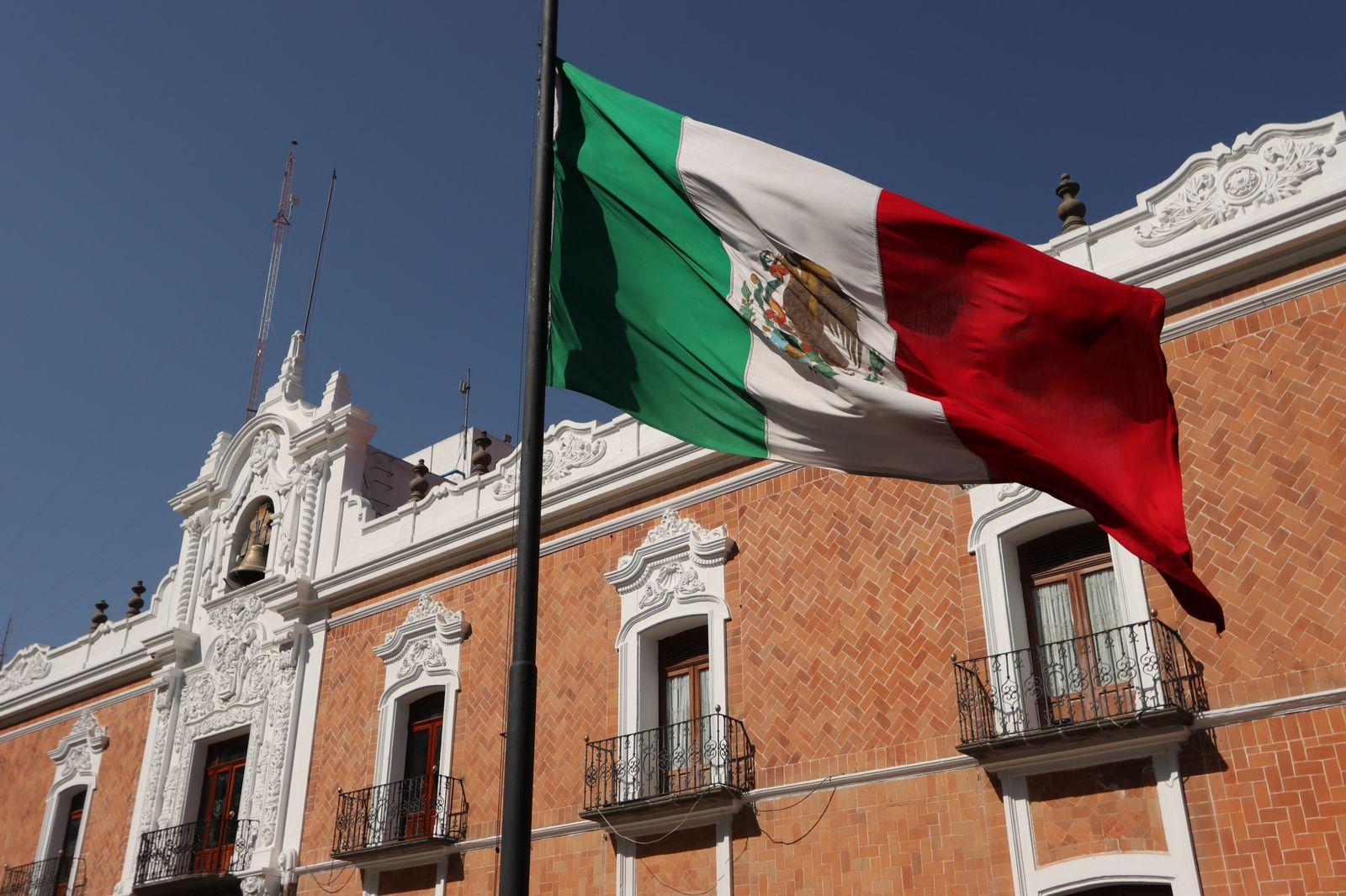Ondea bandera a media asta en conmemoración del general Vicente Guerrero