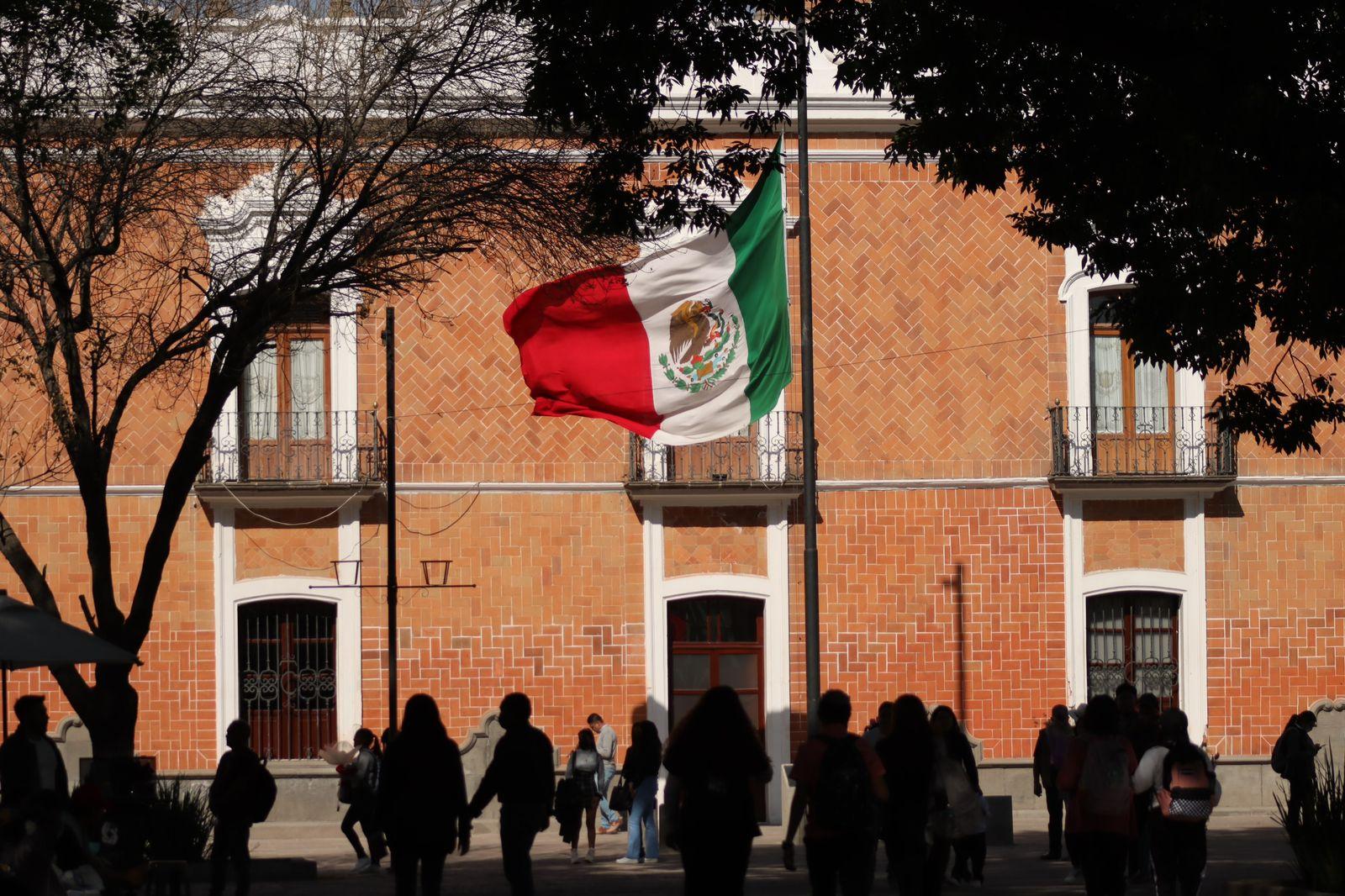 Ondea bandera a media asta en conmemoración del general Vicente Guerrero