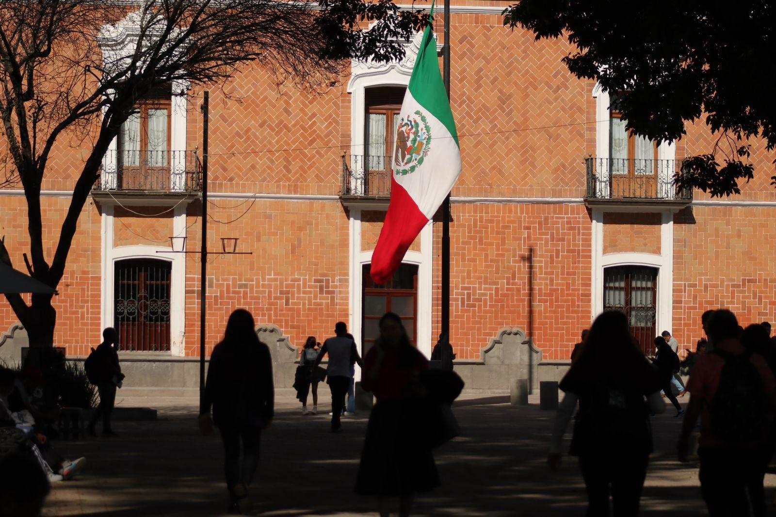 Ondea bandera a media asta en conmemoración del general Vicente Guerrero